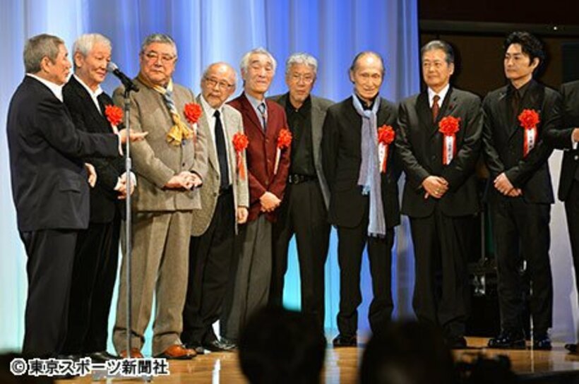 緊張した様子の安田顕（右）
