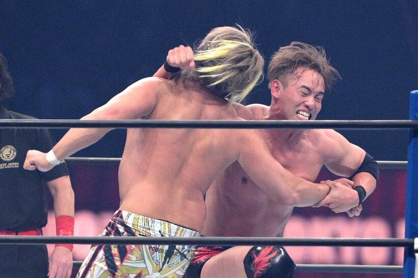 棚橋弘至（左）をレインメーカーで仕留めるオカダ・カズチカ
