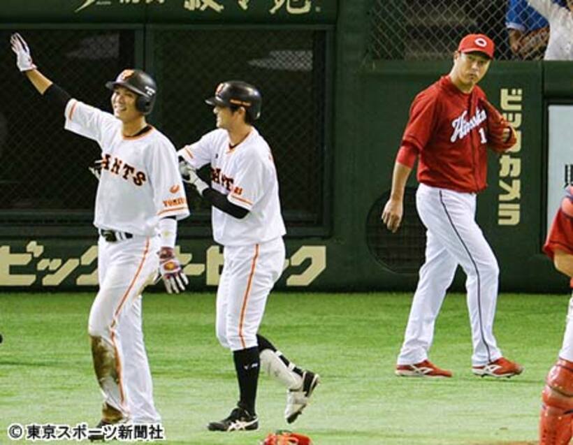 サヨナラ負けでベンチへ引き揚げる黒田（右）