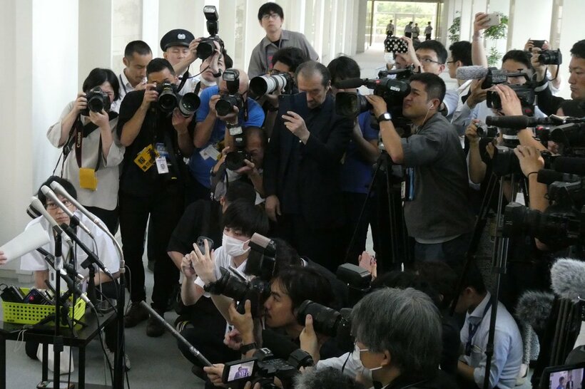 マスコミによる囲み取材（写真と本文は関係ありません）