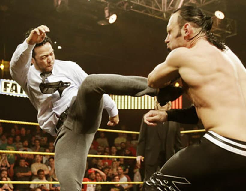 ＷＷＥに初登場したＫＥＮＴＡこと「ヒデオ・イタミ」（左）はビクターをキックで蹴散らした(C)2014WWE,Inc.All-Rights-Reserved.