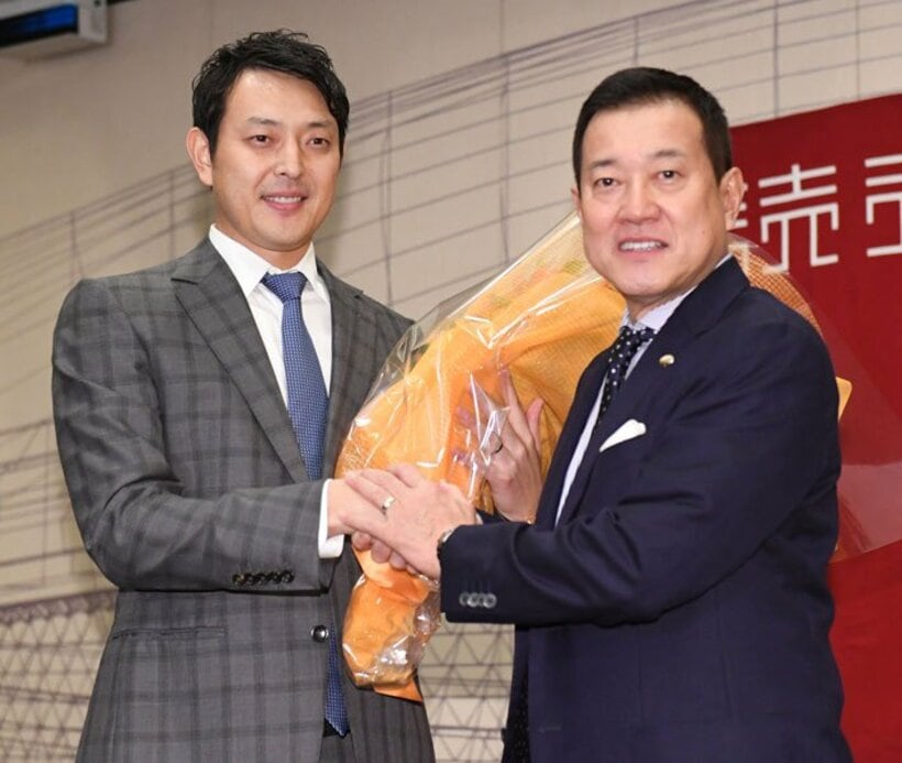  原監督に花束をもらう岩隈