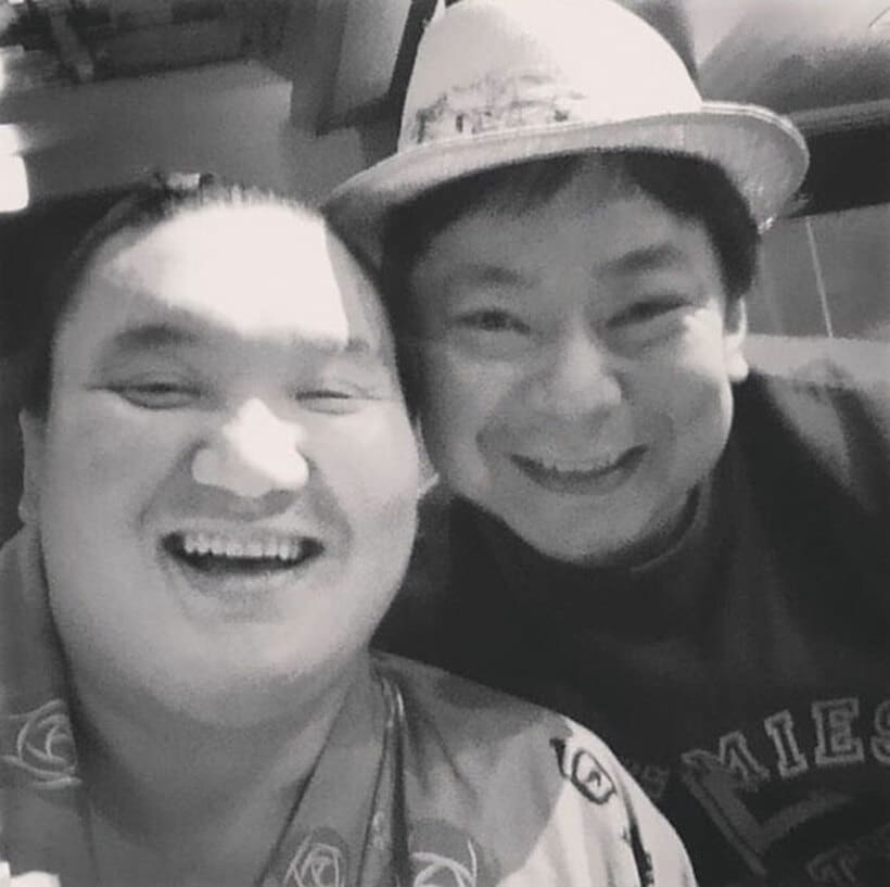  白鵬（左）と鈴木おさむ氏＝インスタグラム（@osamuchan_suzuki）から