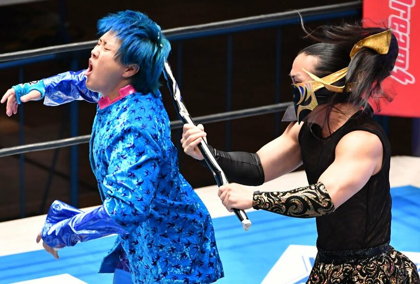  ＤＯＵＫＩ（右）に襲われる川人拓来