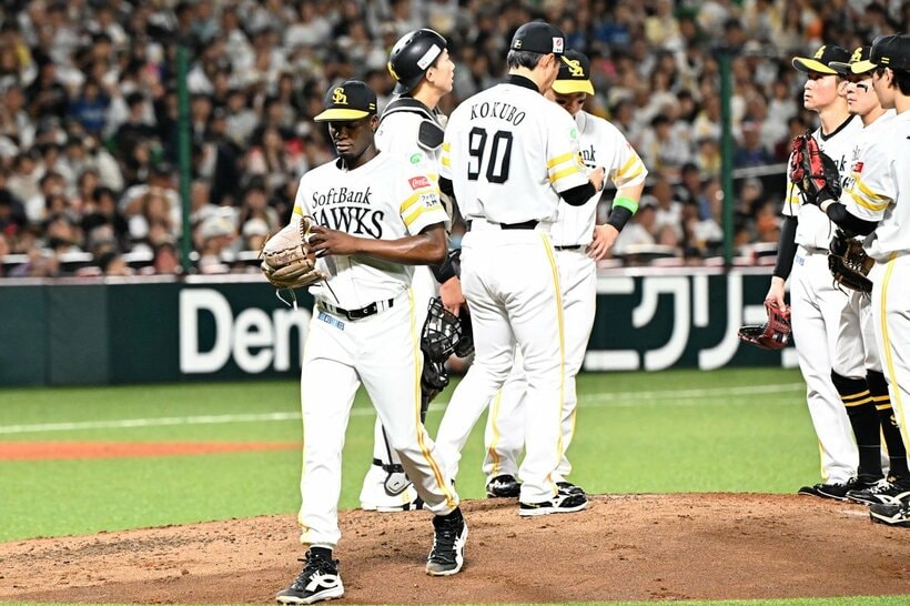 ３回途中でマウンドを降りるソフトバンク・モイネロ（左）
