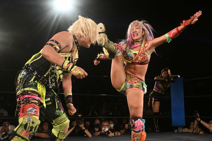 高橋奈七永にブーツするウナギ・サヤカ