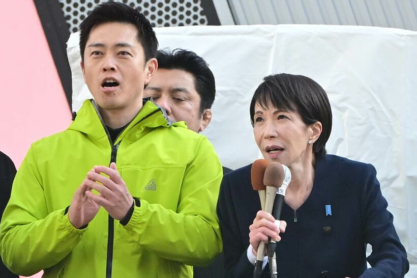 秋葉原で演説した自民・高市首相（右）と維新・吉村洋文氏