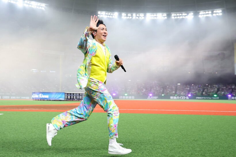 試合後、スペシャルライブを行った郷ひろみ