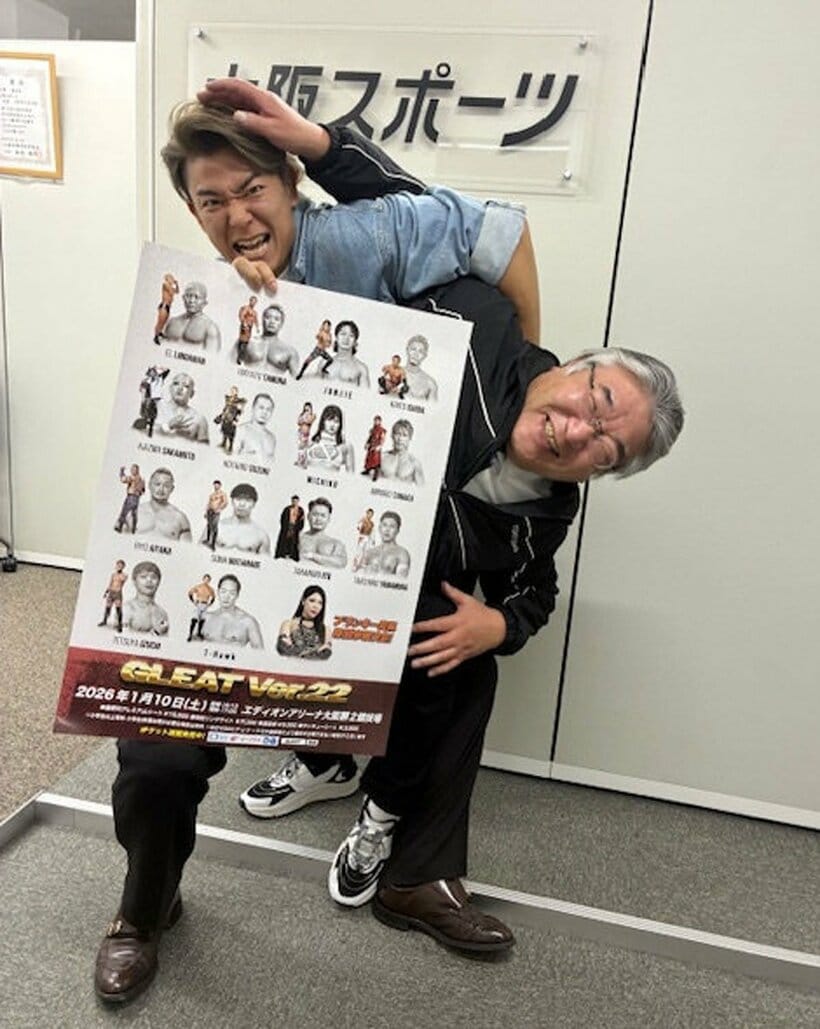 上井文彦氏をコブラツイストで締め上げる山村武寛