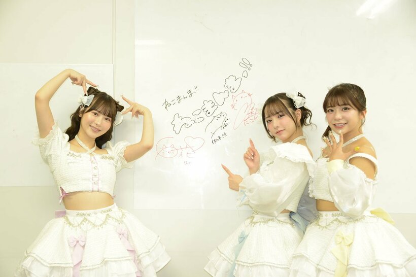 (左から)小野六花、佐々木さき、川越にこ