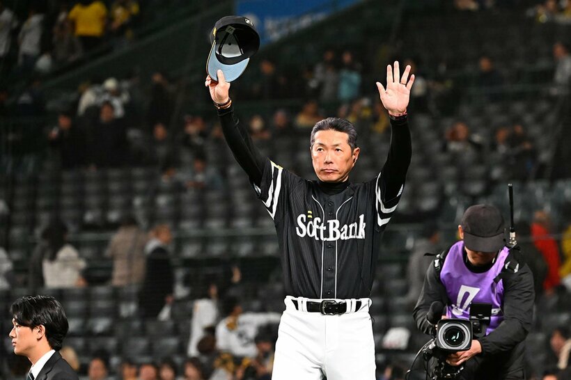 勝利監督インタビューを終えファンの声援に応えるソフトバンク・小久保監督