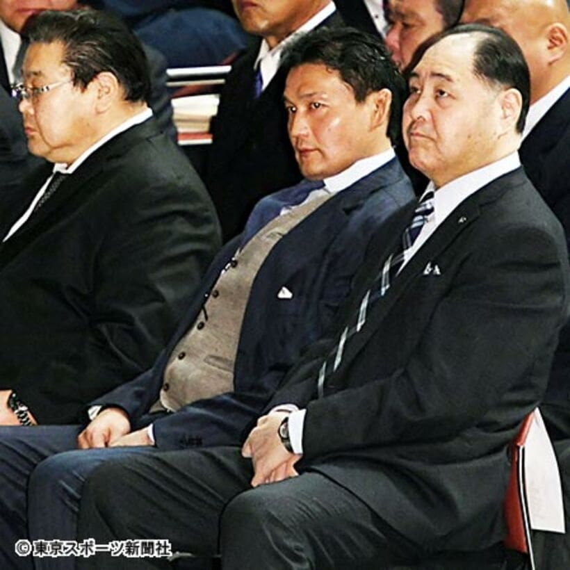  険しい表情で話を聞く貴乃花親方（中）