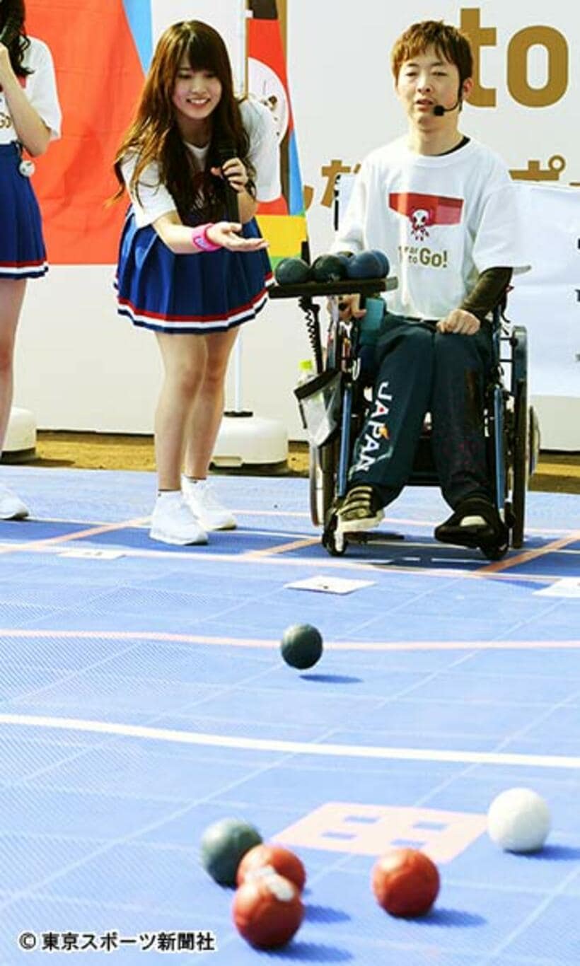  昨年８月のイベントで岡部（左）はボッチャに挑戦した