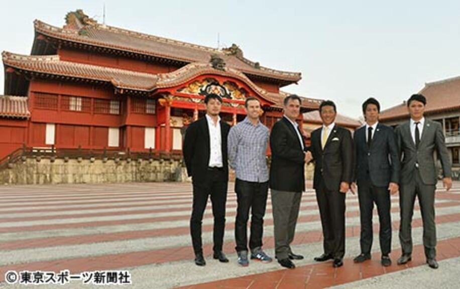 首里城で記念撮影に臨む（左）から岩隈、ロンゴリア、ファレル監督、小久保監督、前田、坂本