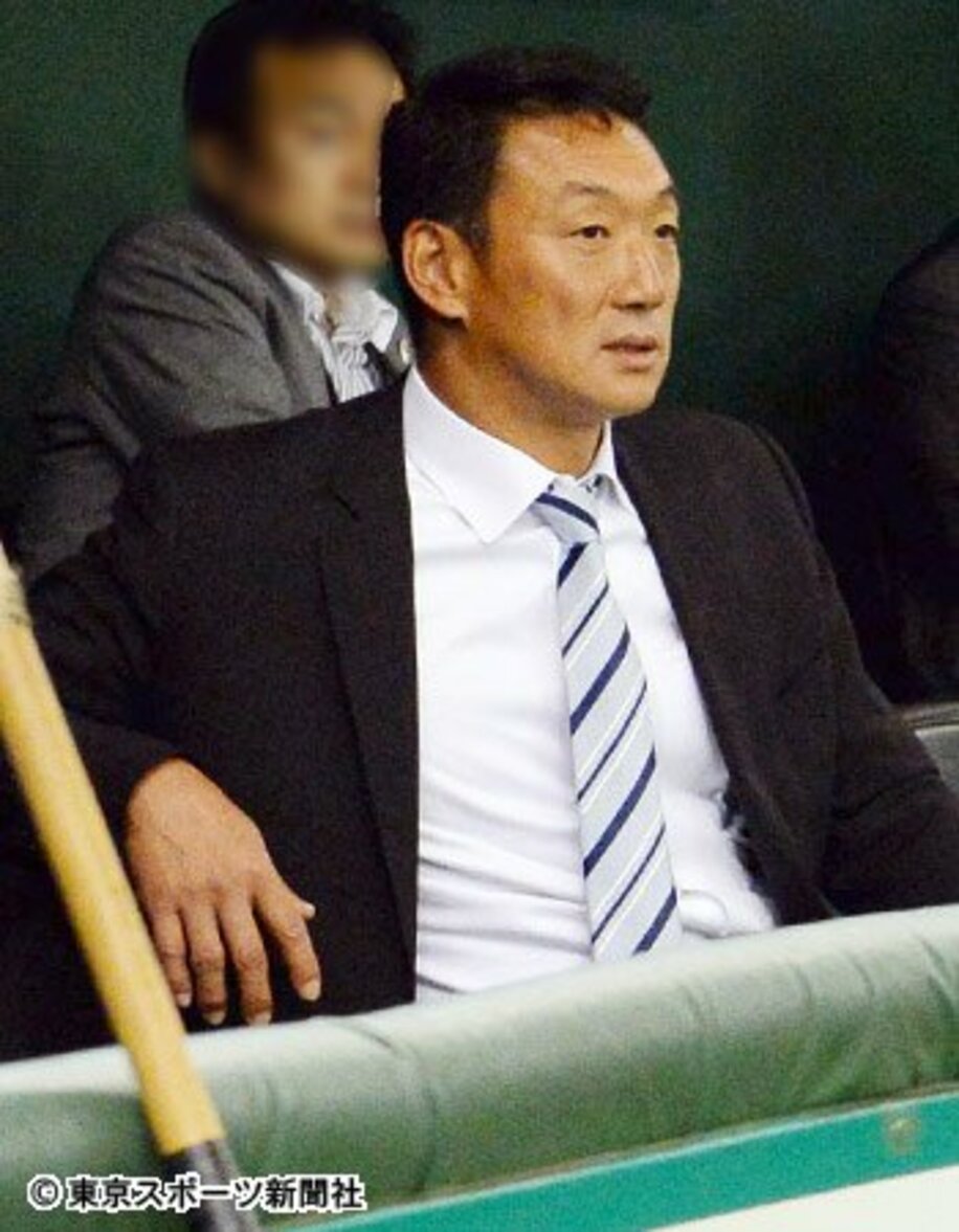 三塁ベンチで阪神の練習を見る金本氏
