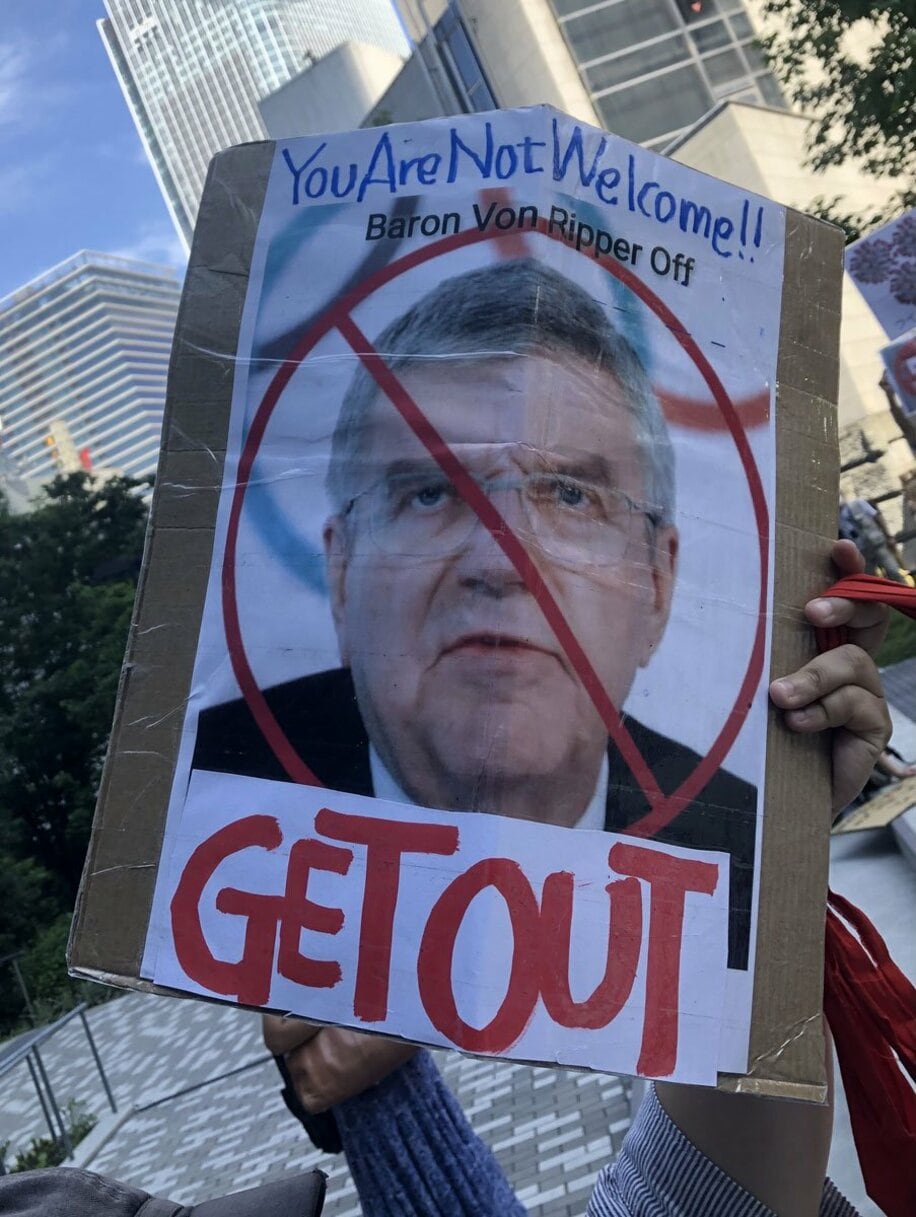  デモ参加者が掲げたバッハ会長「GETOUT」の看板