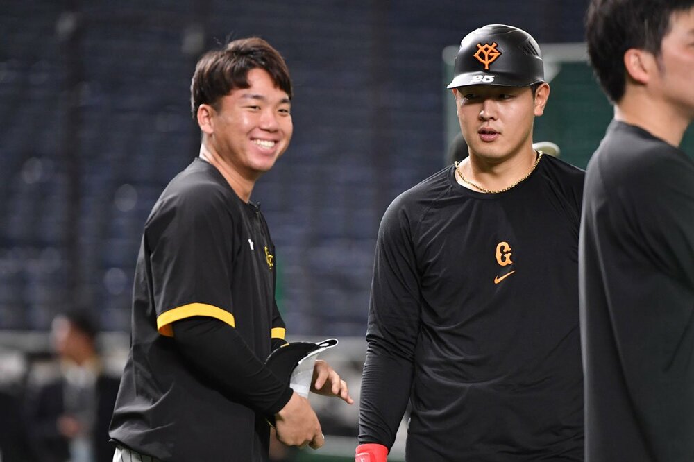 先輩の岡本和真と話し込む村上頌樹
