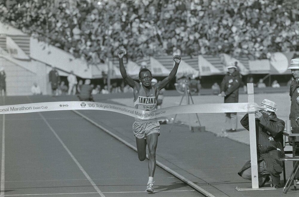 １９８６年の東京国際マラソンで優勝したイカンガー氏（ロイター）
