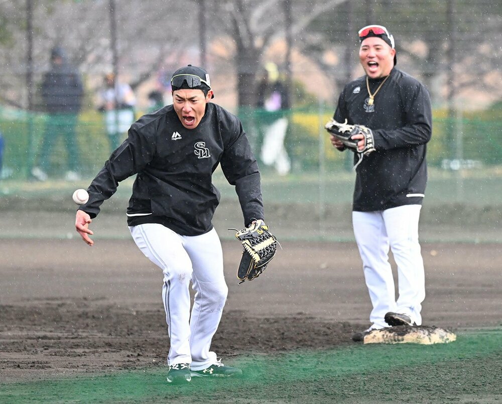 キャンプで仲良さげに練習をこなすソフトバンク・柳田悠岐(左)と山川穂高