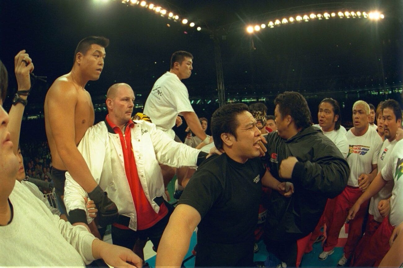 橋本 vs 小川の試合終了後、混乱を鎮めようとする佐山聡（手前中央＝1999年1月4日、東京ドーム）