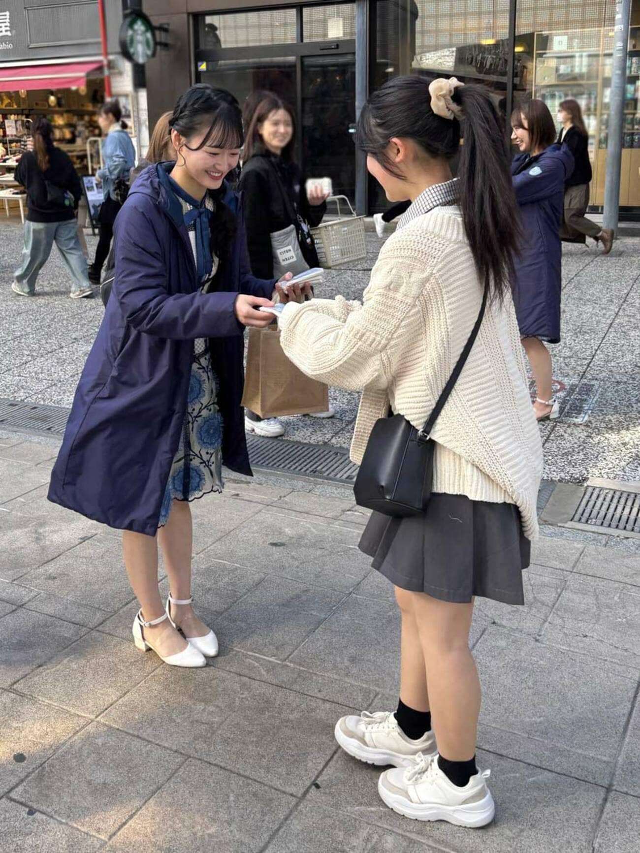 ティッシュ配りを行ったＳＴＵメンバー（Ｃ）ＳＴＵ