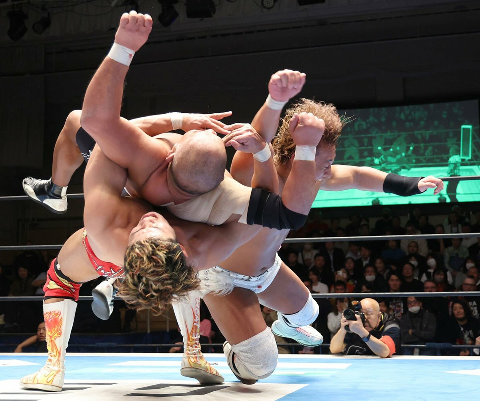 合体技で石井智宏を攻める上村優也と海野翔太（右）