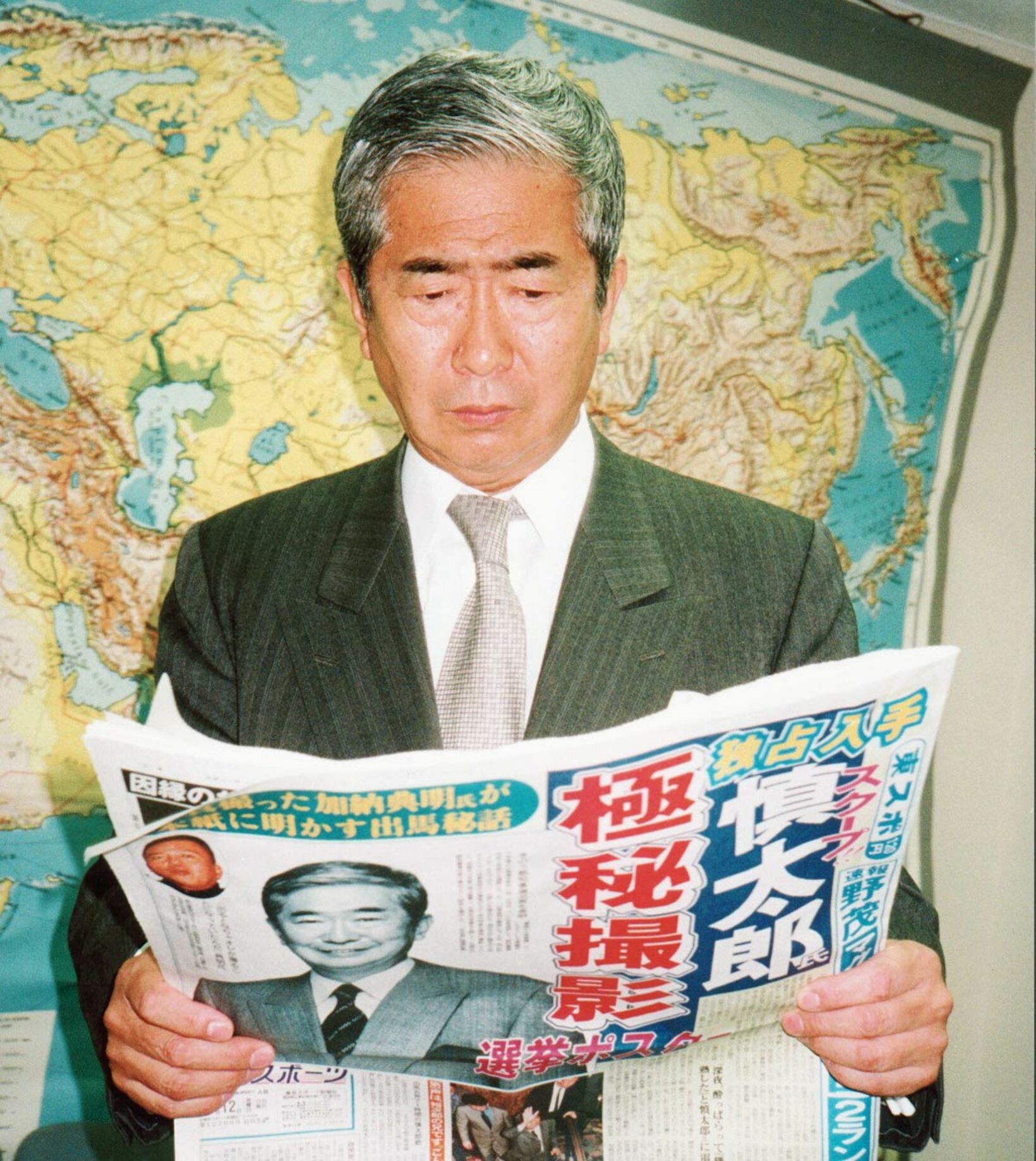 東スポを熟読する石原慎太郎さん（１９９９年）