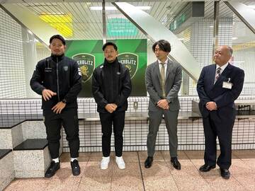 左からトヨタヴェルブリッツのキャプテン姫野和樹、高橋洸地、チームGM後藤彰友、名古屋市交通局の浅倉秀一営業統括部長