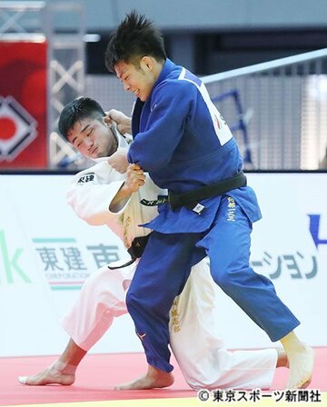  阿部（右）と丸山の最終決戦は来年４月まで延期に？