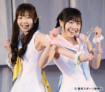 日本初ライブを行った「みつかりん」のかりん（左）とみつき