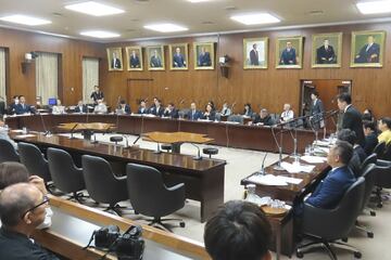 参議院の委員会室で審議が再開された