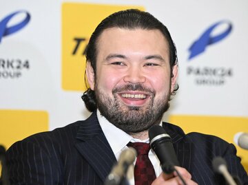 引退会見で笑顔を見せたウルフ・アロン