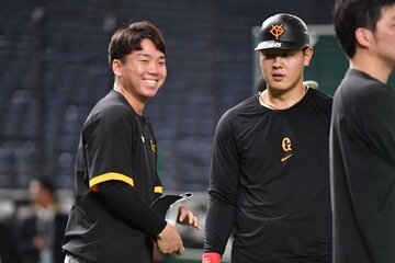 先輩の岡本和真と話し込む村上頌樹