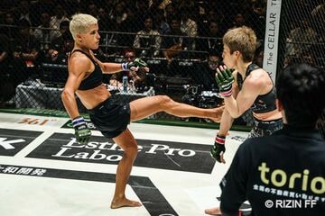浜崎朱加（右）をキックで攻めるナターシャ・クジュティナ