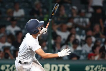 ４回、先制本塁打を打った天理・金本相有