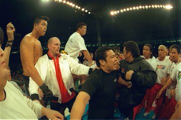 橋本 vs 小川の試合終了後、混乱を鎮めようとする佐山聡（手前中央＝1999年1月4日、東京ドーム）