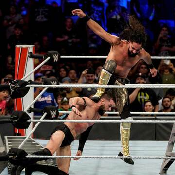  ロリンズはカーブストンプでベイラーの頭部を踏みつけた (C)2021 WWE, Inc. All Rights Reserved.