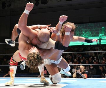 合体技で石井智宏を攻める上村優也と海野翔太（右）