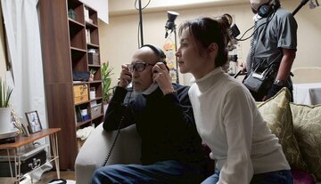 ２人は出演しながら映像もチェックする（（Ｃ）２０２６　映画「ＳｔａｇｅⅣ」製作委員会）