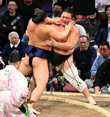 押し出しで羽出山（左）に敗れる朝乃山
