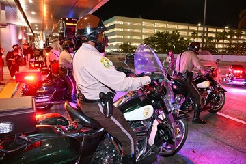 警備にあたる警察のバイク隊員ら（マイアミ国際空港）