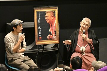 舞台あいさつを行った榎園喬介監督（左）と快楽亭ブラック