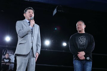 超日本の顧問に就任した内田雅之氏。右は高木三四郎