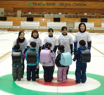 クラレ主催のイベントに参加した藤沢五月（左）らロコ・ソラーレのメンバー(株式会社クラレ提供)