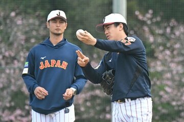北山亘基（右）に助言を送るダルビッシュ有