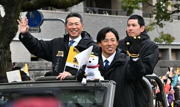 ソフトバンク優勝パレードでファンの声援にこたえる（左から）小久保裕紀監督、野村勇、栗原陵矢