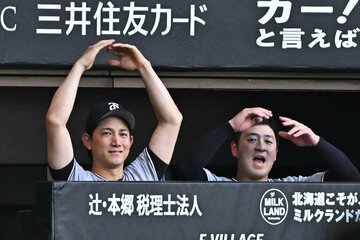 安打を放った丸佳浩に、ベンチから「丸ポーズ」を送る巨人・小林誠司(左)。右は岸田行倫