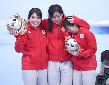  高木菜那(右)は表彰台でも涙が止まらなかった（東スポWeb）