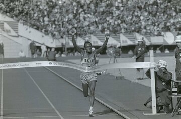 １９８６年の東京国際マラソンで優勝したイカンガー氏（ロイター）