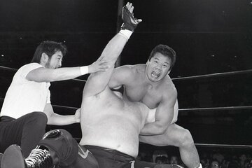 ベイダーをドラゴンスリーパーで捕らえる藤波辰巳（辰爾）
